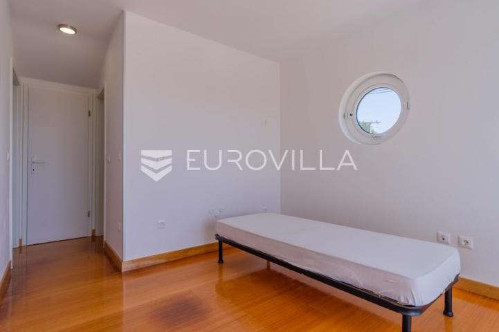 Istra, Poreč, unikatna dizajnerska vila s dodatnim apartmanom, wellnessom i grijanim bazenom