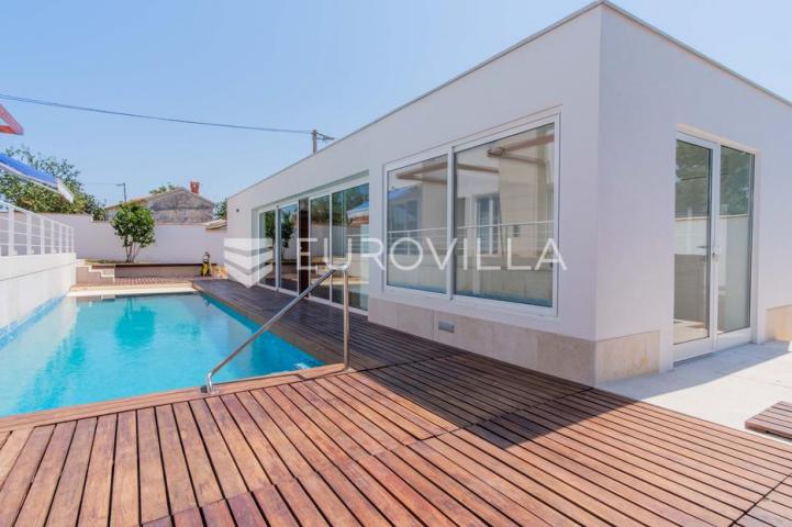 Istra, Poreč, unikatna dizajnerska vila s dodatnim apartmanom, wellnessom i grijanim bazenom
