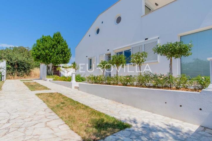 Istra, Poreč, unikatna dizajnerska vila s dodatnim apartmanom, wellnessom i grijanim bazenom