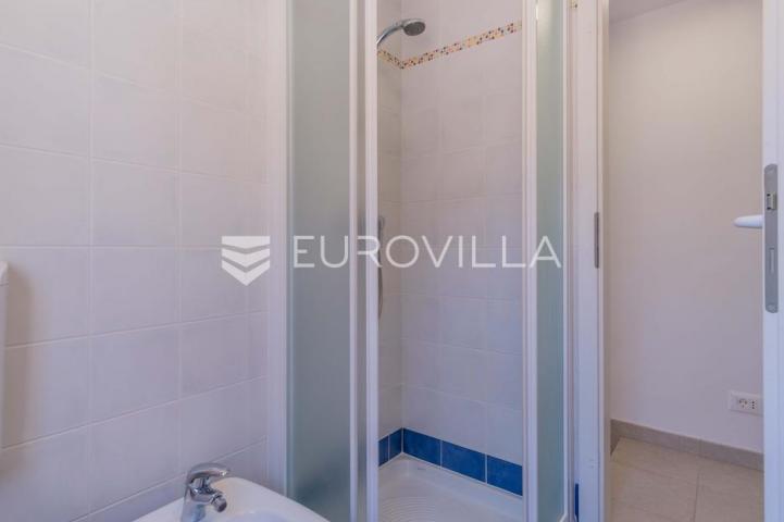Istra, Poreč, unikatna dizajnerska vila s dodatnim apartmanom, wellnessom i grijanim bazenom