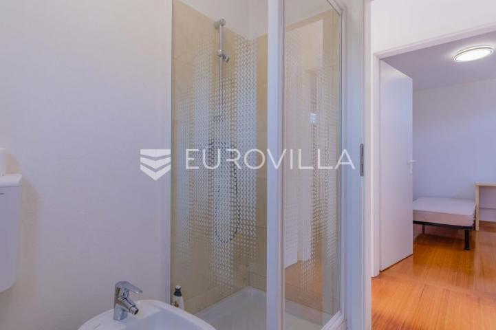 Istra, Poreč, unikatna dizajnerska vila s dodatnim apartmanom, wellnessom i grijanim bazenom