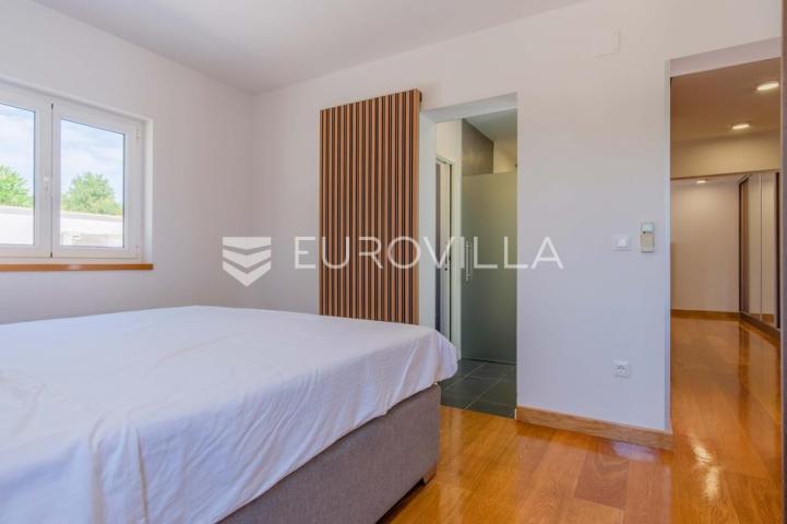 Istra, Poreč, unikatna dizajnerska vila s dodatnim apartmanom, wellnessom i grijanim bazenom