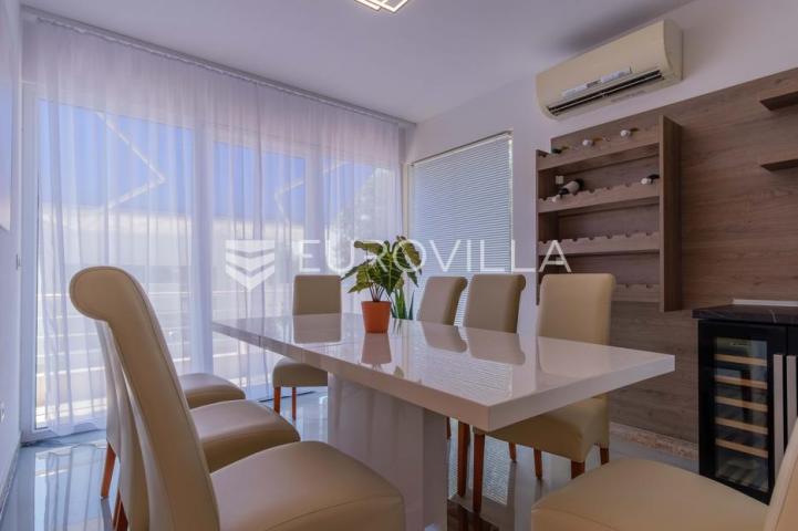 Istra, Poreč, unikatna dizajnerska vila s dodatnim apartmanom, wellnessom i grijanim bazenom