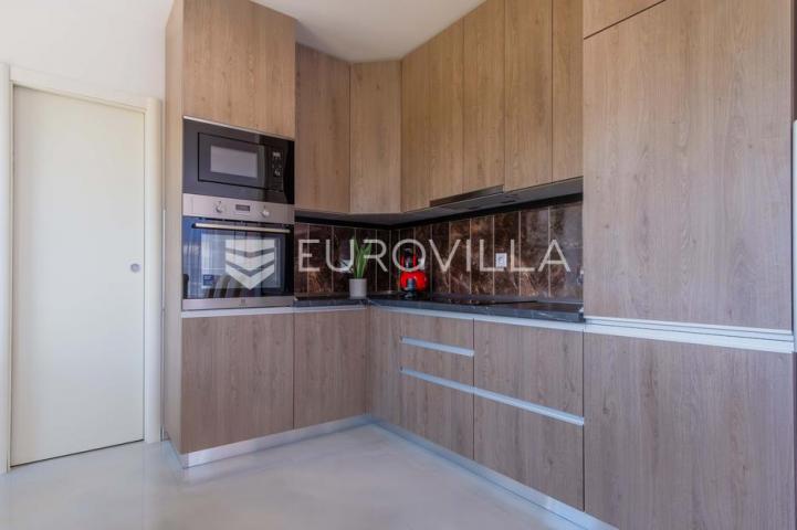 Istra, Poreč, unikatna dizajnerska vila s dodatnim apartmanom, wellnessom i grijanim bazenom