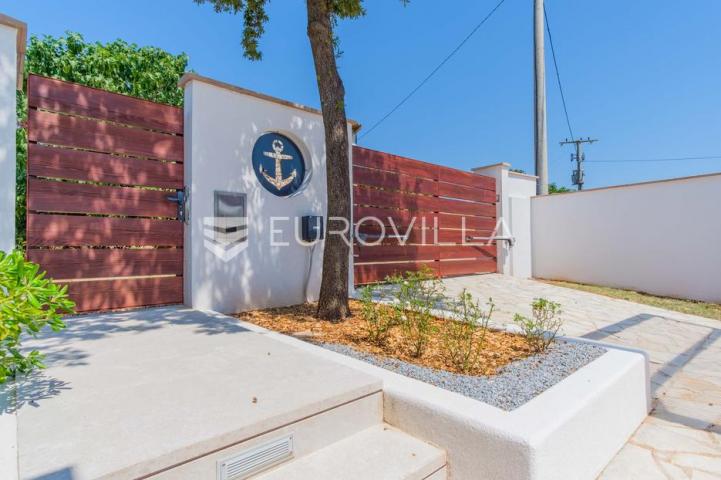 Istra, Poreč, unikatna dizajnerska vila s dodatnim apartmanom, wellnessom i grijanim bazenom