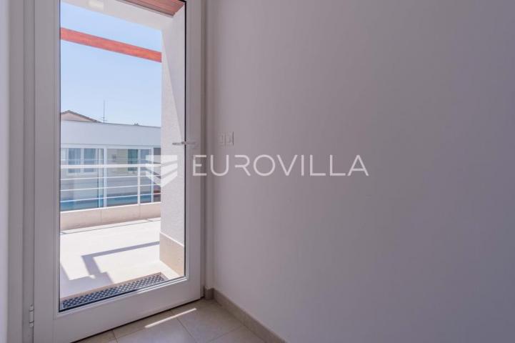 Istra, Poreč, unikatna dizajnerska vila s dodatnim apartmanom, wellnessom i grijanim bazenom