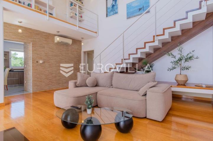 Istra, Poreč, unikatna dizajnerska vila s dodatnim apartmanom, wellnessom i grijanim bazenom