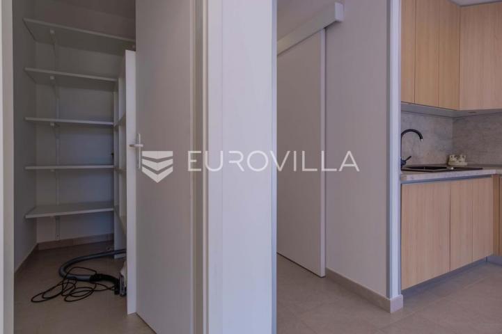 Istra, Poreč, unikatna dizajnerska vila s dodatnim apartmanom, wellnessom i grijanim bazenom