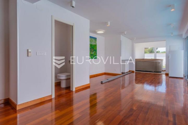 Istra, Poreč, unikatna dizajnerska vila s dodatnim apartmanom, wellnessom i grijanim bazenom