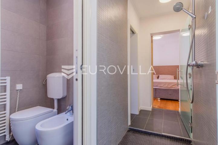 Istra, Poreč, unikatna dizajnerska vila s dodatnim apartmanom, wellnessom i grijanim bazenom