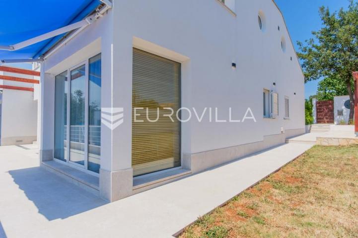 Istra, Poreč, unikatna dizajnerska vila s dodatnim apartmanom, wellnessom i grijanim bazenom