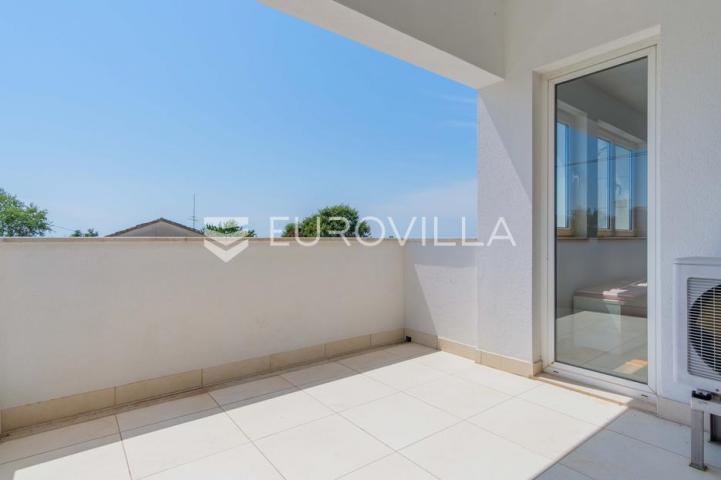 Istra, Poreč, unikatna dizajnerska vila s dodatnim apartmanom, wellnessom i grijanim bazenom