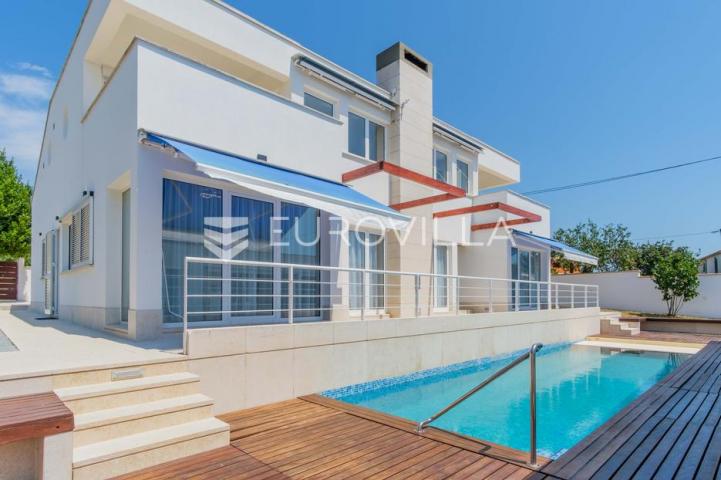 Istra, Poreč, unikatna dizajnerska vila s dodatnim apartmanom, wellnessom i grijanim bazenom