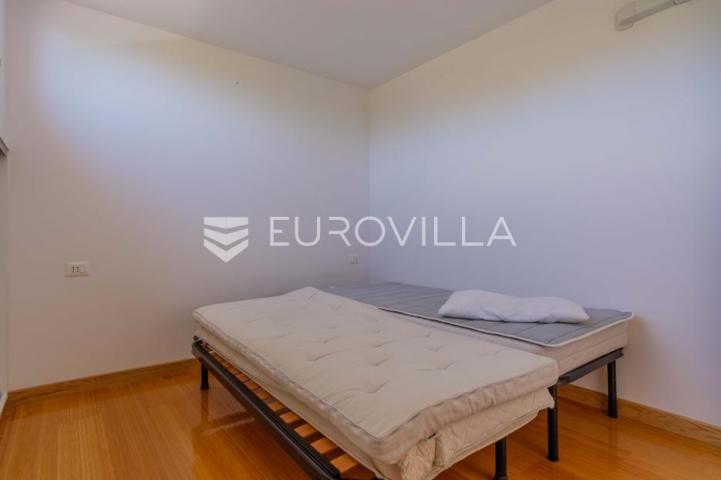 Istra, Poreč, unikatna dizajnerska vila s dodatnim apartmanom, wellnessom i grijanim bazenom