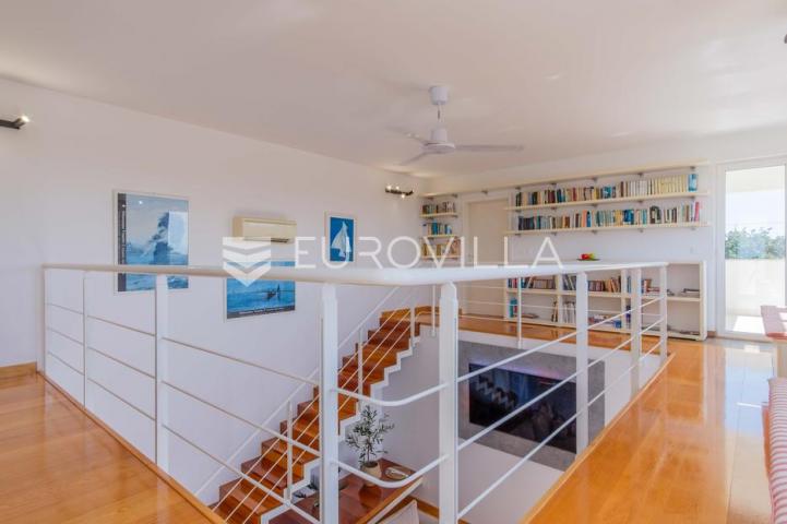Istra, Poreč, unikatna dizajnerska vila s dodatnim apartmanom, wellnessom i grijanim bazenom