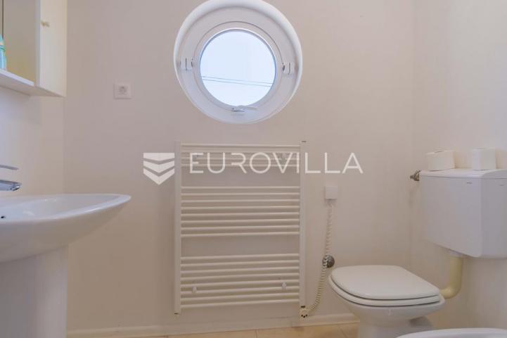 Istra, Poreč, unikatna dizajnerska vila s dodatnim apartmanom, wellnessom i grijanim bazenom