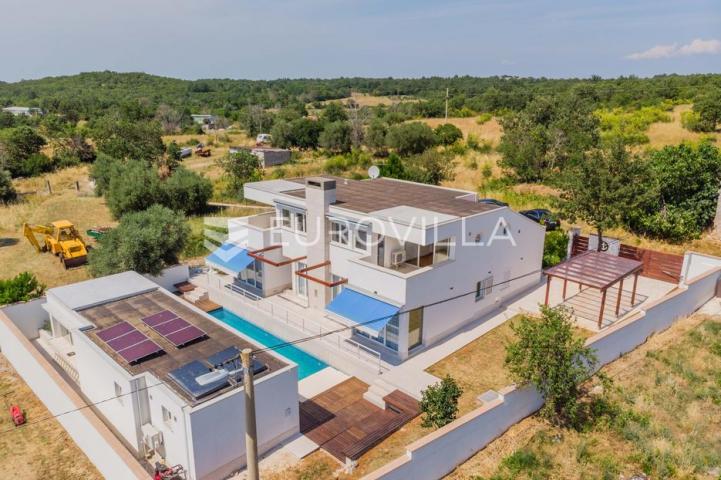 Istra, Poreč, unikatna dizajnerska vila s dodatnim apartmanom, wellnessom i grijanim bazenom