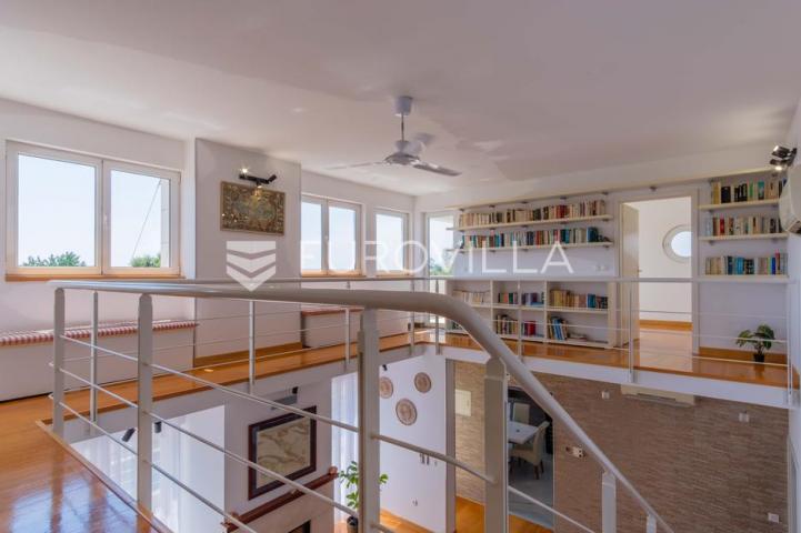 Istra, Poreč, unikatna dizajnerska vila s dodatnim apartmanom, wellnessom i grijanim bazenom