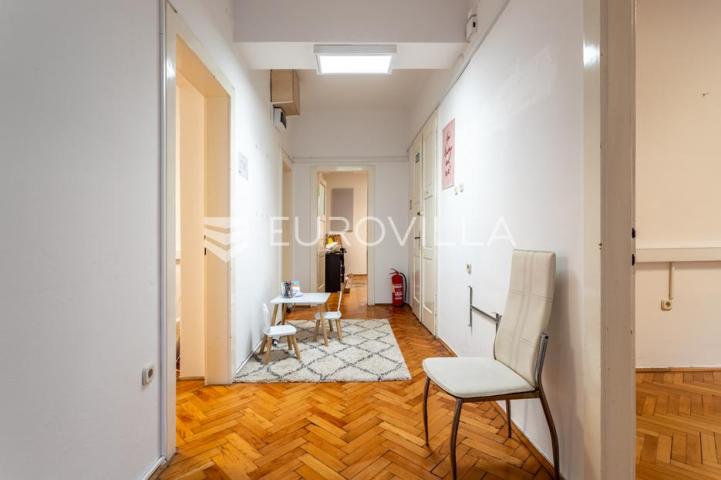 Split, Bačvice, peterosoban stan na atraktivnoj lokaciji