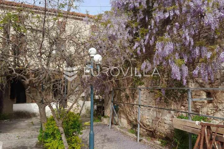 Istra, Medulin, kamena kuća za renovaciju 400 m od mora