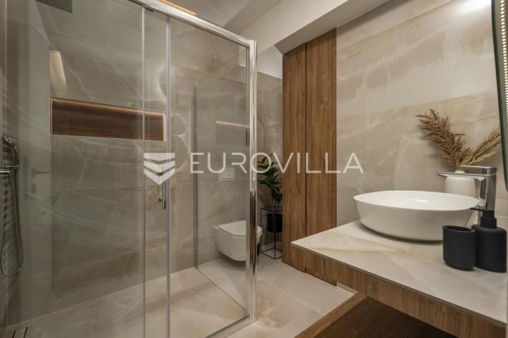 Rijeka, Centar, novouređen luksuzan stan 98 m² s tri apartmana