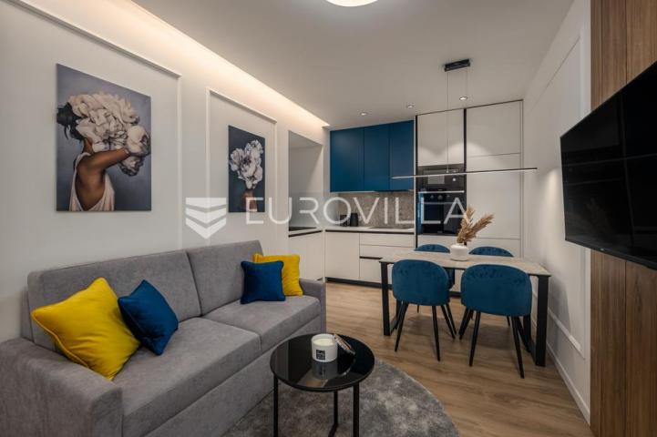 Rijeka, Centar, novouređen luksuzan stan 98 m² s tri apartmana