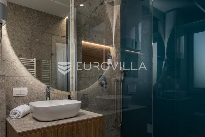 Rijeka, Centar, novouređen luksuzan stan 98 m² s tri apartmana