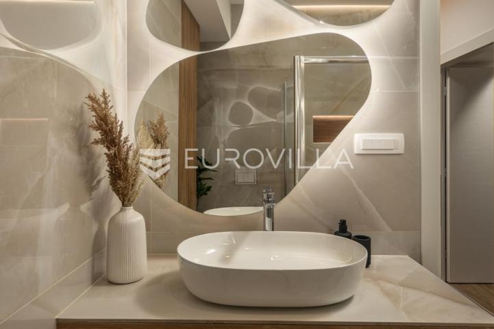 Rijeka, Centar, novouređen luksuzan stan 98 m² s tri apartmana