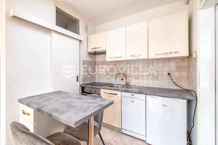 Zagreb, Vrhovec, dvosoban stan 42 m2 na 3. katu