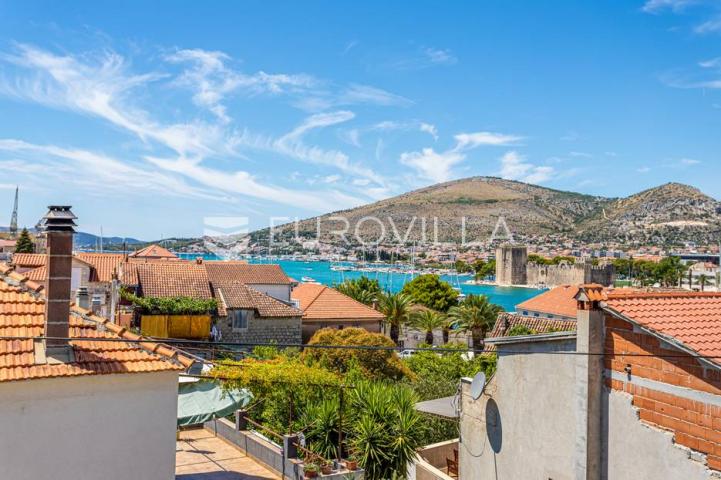Trogir, kuća na tri etaže s dvorom i pogledom na more