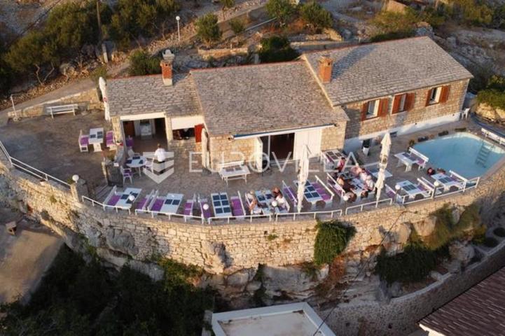 Primošten, autentična kamena ljepotica smještena na jedinstvenoj poziciji 