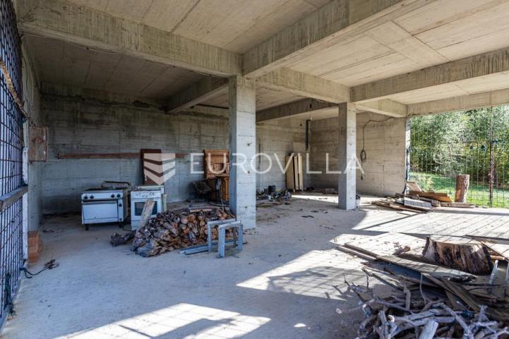 Omiš, Tugare, velika obiteljska kuća u roh bau izvedbi