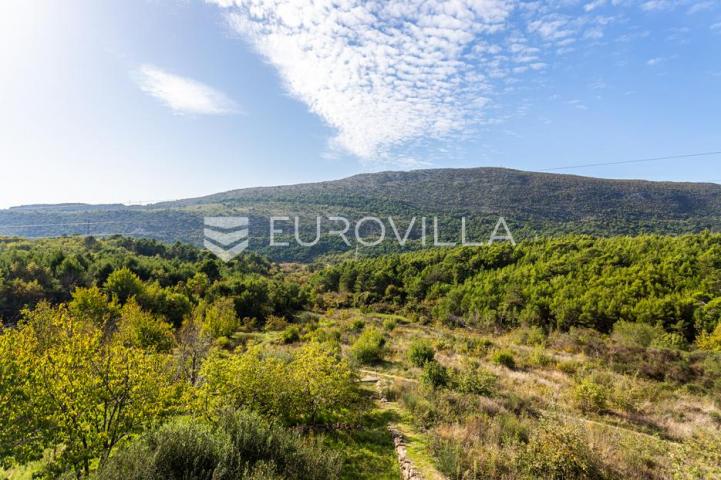 Omiš, Tugare, velika obiteljska kuća u roh bau izvedbi