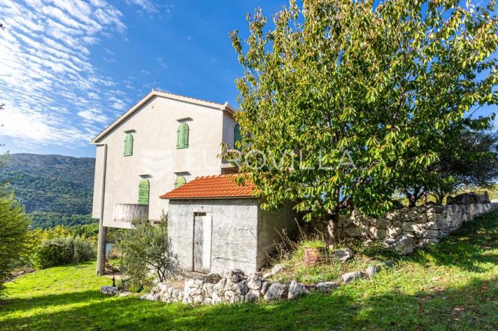 Omiš, Tugare, velika obiteljska kuća u roh bau izvedbi