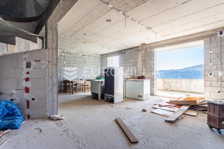 Omiš, Tugare, velika obiteljska kuća u roh bau izvedbi