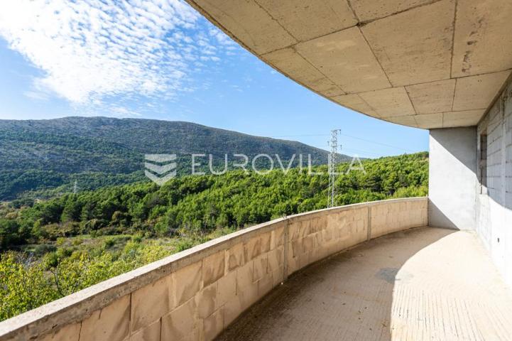 Omiš, Tugare, velika obiteljska kuća u roh bau izvedbi