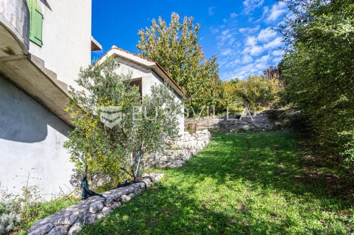 Omiš, Tugare, velika obiteljska kuća u roh bau izvedbi