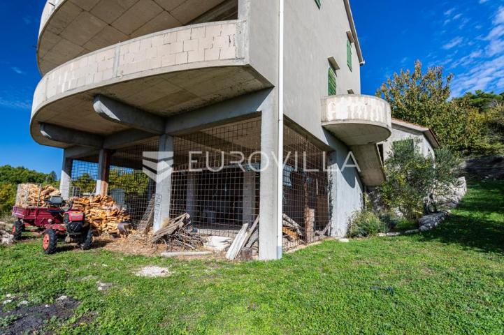 Omiš, Tugare, velika obiteljska kuća u roh bau izvedbi