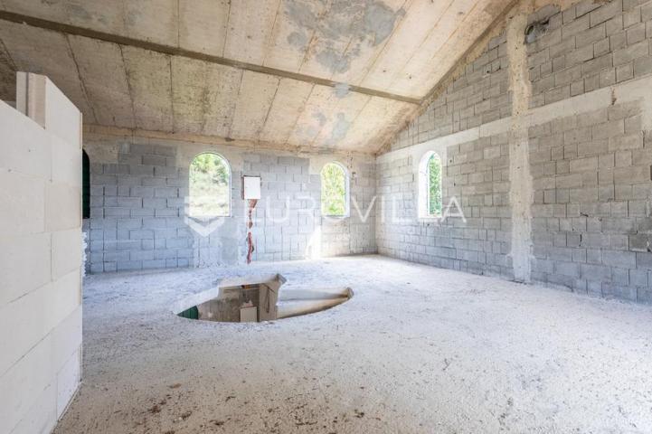 Omiš, Tugare, velika obiteljska kuća u roh bau izvedbi