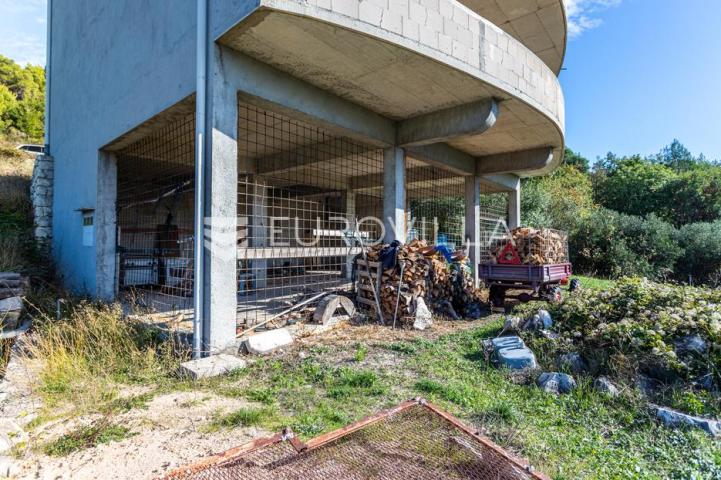 Omiš, Tugare, velika obiteljska kuća u roh bau izvedbi