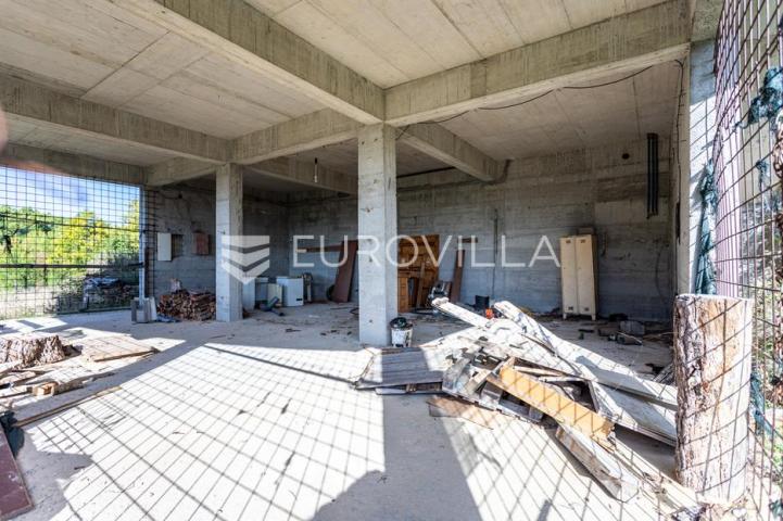 Omiš, Tugare, velika obiteljska kuća u roh bau izvedbi