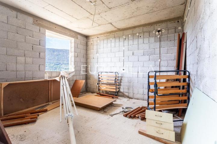 Omiš, Tugare, velika obiteljska kuća u roh bau izvedbi