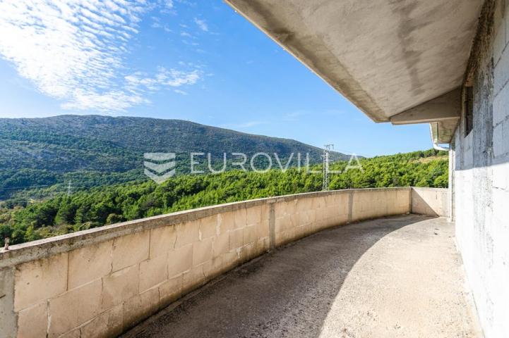 Omiš, Tugare, velika obiteljska kuća u roh bau izvedbi