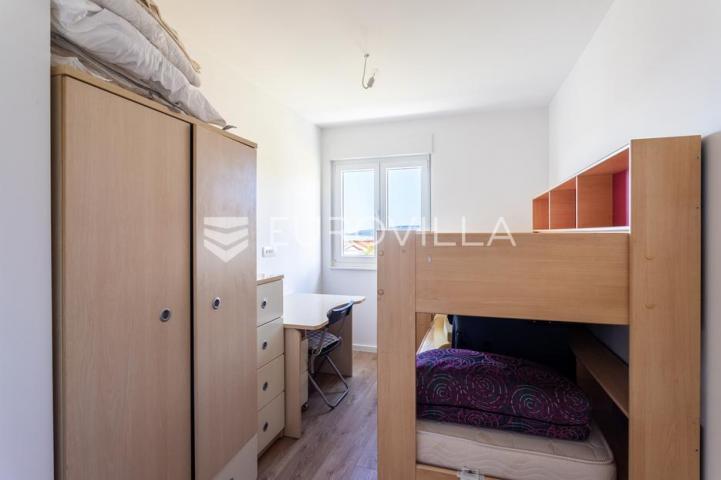 Trogir, useljiv dvosoban stan s pogledom na grad i more