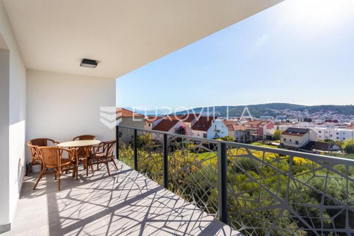 Trogir, useljiv dvosoban stan s pogledom na grad i more