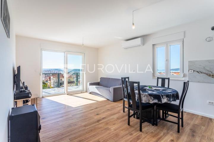 Trogir, useljiv dvosoban stan s pogledom na grad i more
