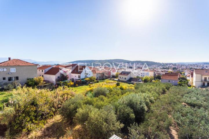 Trogir, useljiv dvosoban stan s pogledom na grad i more
