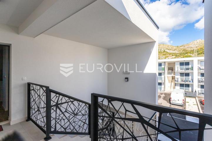 Trogir, useljiv dvosoban stan s pogledom na grad i more