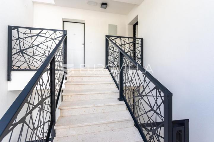 Trogir, useljiv dvosoban stan s pogledom na grad i more