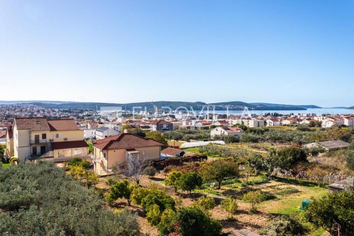 Trogir, useljiv dvosoban stan s pogledom na grad i more